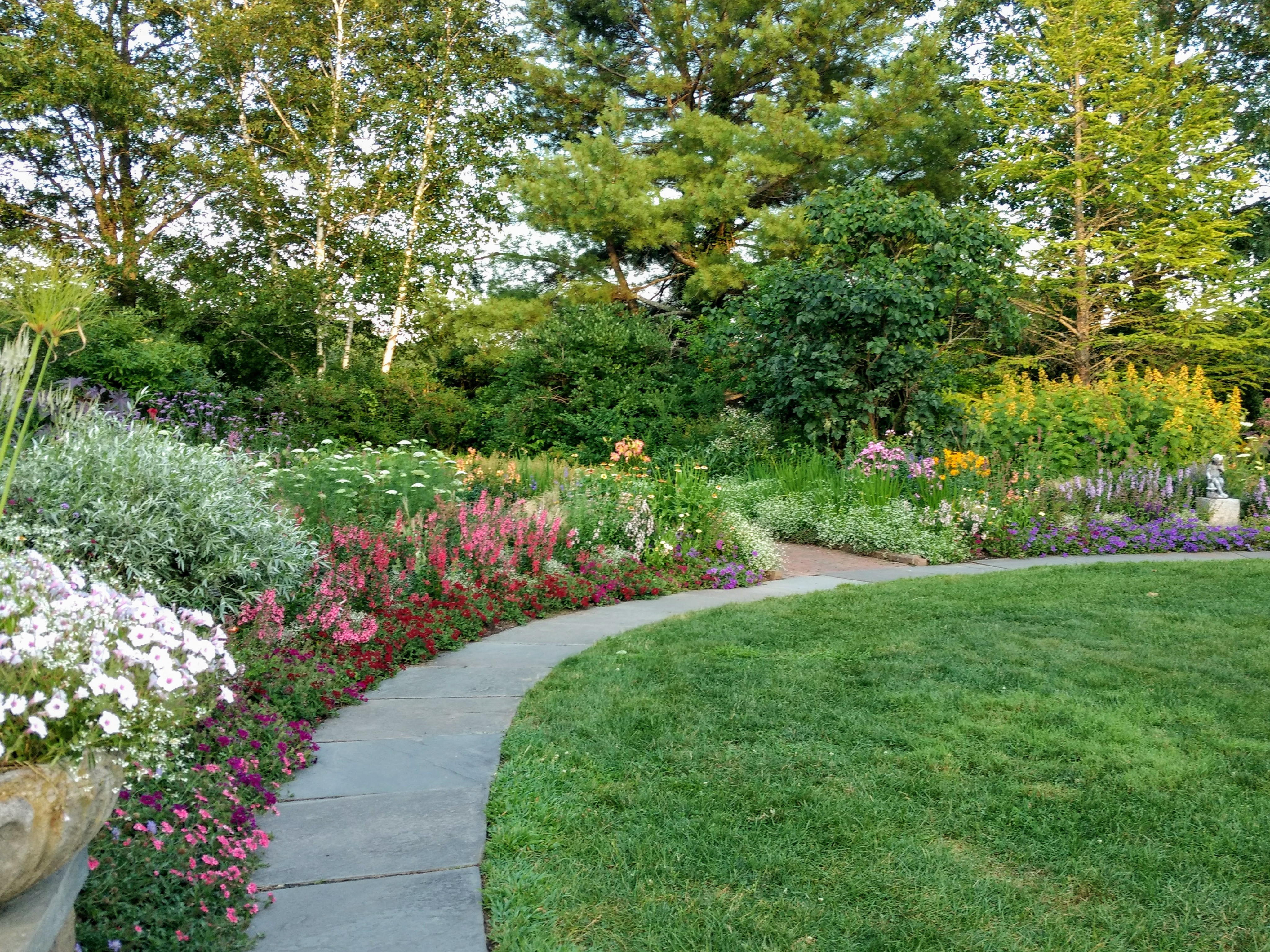 Благоустройство участка частного дома во Владивостоке и Приморском крае